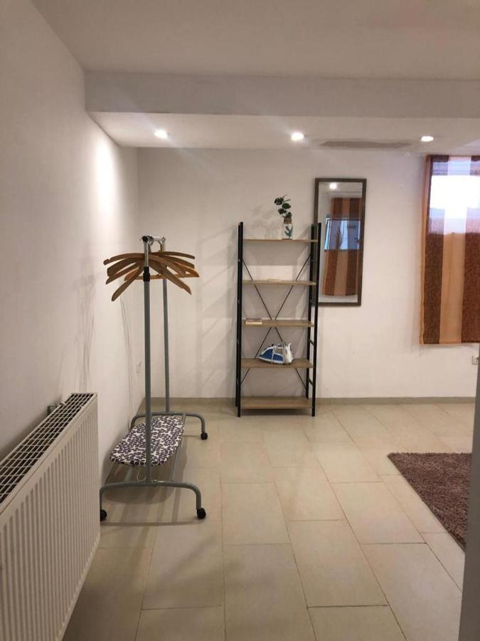 Bescheidene Untergeschoss Wohnung In Guter Lage. Кельн Екстер'єр фото